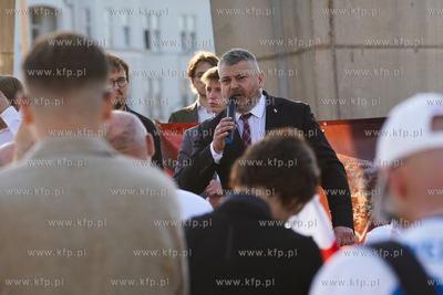 Gdańsk, Plac Solidarności. Demonstracja, pod hasłem...