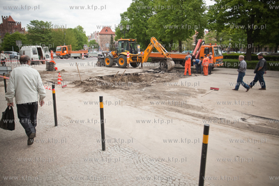 Pekniecie rury wodociagowej obok Domu Prasy na Targu...