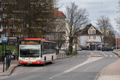 Gdańsk, ul. Zaroślak. Nz. Autobus linii 108. 28.03.2023...