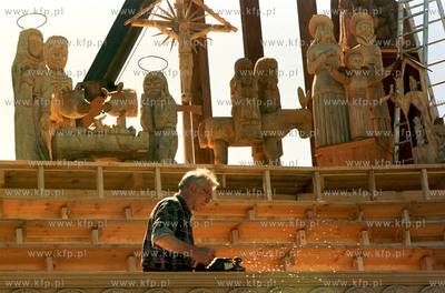 Prace przy budowie oltarza papieskiego w Sopocie. 19.05.99...