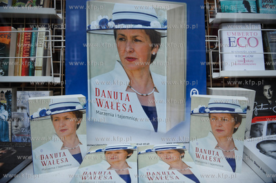 Gdansk. Ksiegarnia Muza. Autobiografia Danuty Walesy...