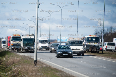 Gdansk. Aleja Armii Krajowej. Wiosenne sprzatanie ulic....