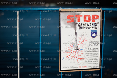 Kaszuby. Jezioro Przywidzkie. Plakat Stop Gazowaniu...