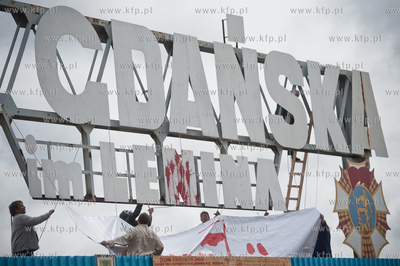 Gdansk. Brama Historyczna nr 2 Stoczni Gdanskiej. Stoczniowcy...