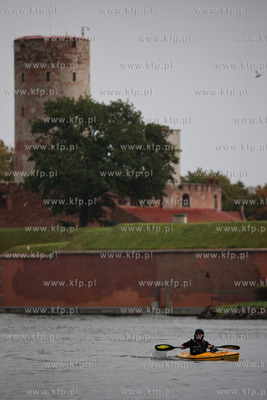 Gdansk. Nowy Port. Start samotnej wyprawy kajakowej...