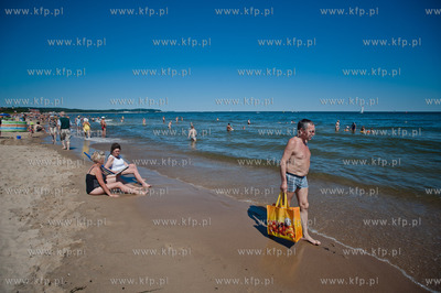 Wakacyjny, sloneczny dzien na przepelnionej ludzmi...