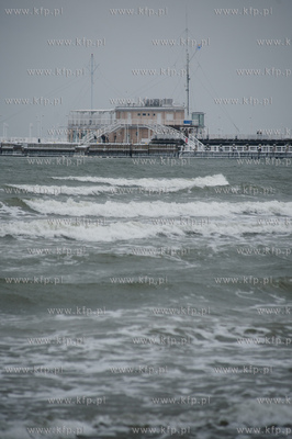 Mrozne, zimowe popoludnie na plazy w Sopocie.
26.01.2014
fot....