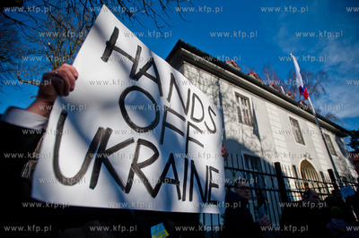 Gdansk. Pikieta osob solidarnych z Ukraina, zorganizowana...