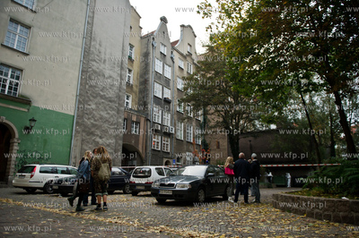 Gdansk. Podworze kamienicy przy ul. Dlugi Targ. Odnalezienie...