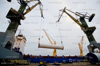 Stocznia Gdanska. Zaladunek elementow wiez wiatrowych,...