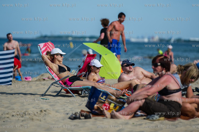 Upalny, bardzo sloneczny, sobotni dzien na plazy i...