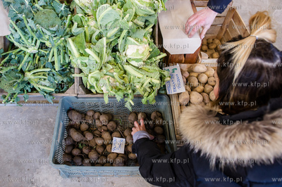Gdansk. Hala postoczniowa przy ul. Doki 1. BioBazar...