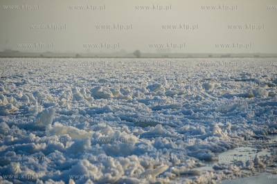 Skuta lodem Wisla na wysokosci przeprawy promowej w...