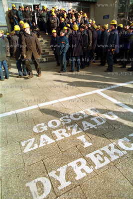 Drugi dzien strajku w Stoczni Gdynia S.A.19.02.2002fot....