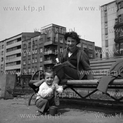 Mama z dzieckiem na Skwerze Kosciuszki w Gdyni. 1963...