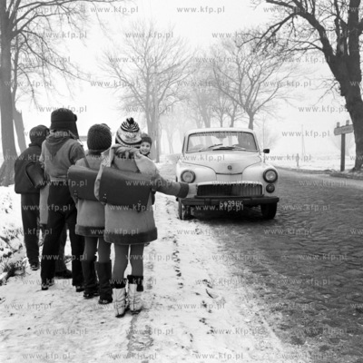 W drodze do szkoly. 02.1972 styczen72_z.kosycarz_p43...