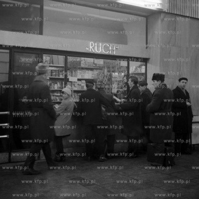 Kiosk RSW Książka Prasa Ruch w budynku dworca Gdansk...