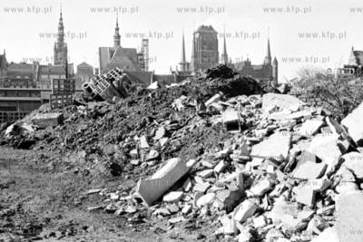 Wyspa Spichrzów w Gdańsku. Na drugim planie wieze...