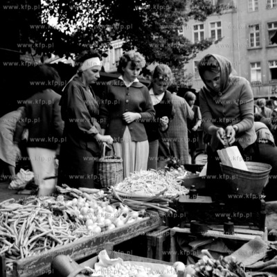 Handel warzywami i owocami obok Hali Targowej w Gdańsku....