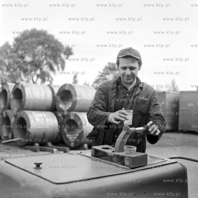 Robotnik na budowie podczas upalu pije wode sodowa...