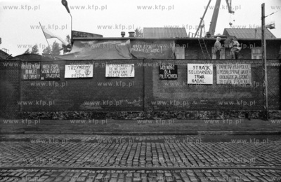 Strajk w Stoczni Gdanskiej im Lenina. Nz. oplakatowane...