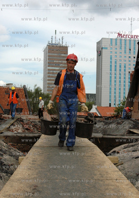Odbudowa kosciola Sw. Katarzyny w Gdansku. Nz. Robotnicy...