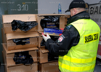 Gdynscy celnicy udaremnili przemyt 8 mln. papierosow...