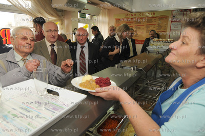 Bar mleczny, ktory prowadza osoby niepelnosprawne dziala...