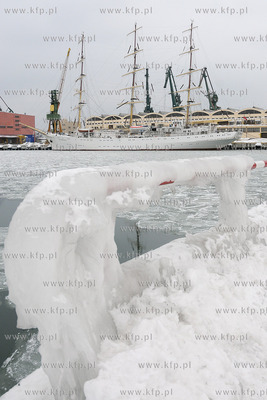 Gdynia. Dar Mlodziezy zacumowany przy Nabrzezu Francuskim
07.02.2010
Fot....