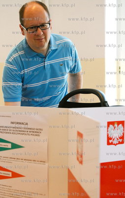 Obwodowa Komisja  Wyborcza  Nr 44 w Zespole Szkol Lacznosci...
