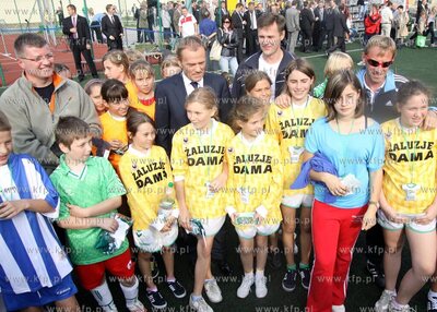 Premier Donald Tusk kibicowal mlodym pilkarzom podczas...