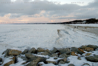 Ustka. Kra lodowa zablokowala kanal portowy w Ustce....