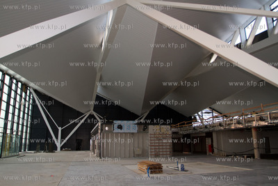 Wnetrze wykanczanego nowego terminala pasazerskiego...