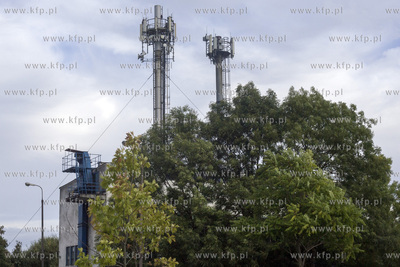 Anteny telefonii komorkowej umieszczone na kominach...