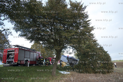 Stara Dabrowa na krajowej 6. Volkswagen Golf zderzyl...