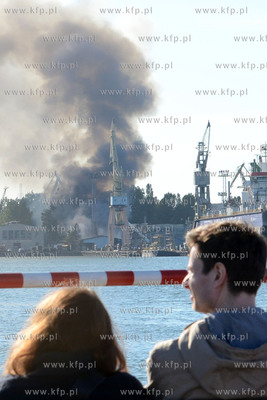 Pozar hali na terenie stoczni Marynarki Wojennej w...