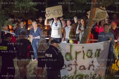 Jurata. Protest 3XNIE przy wjezdzie do letniej rezydencji...