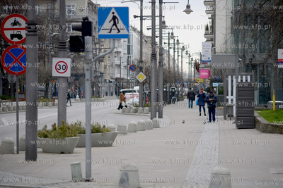 Gdynia. Srodki ostroznosci w zwiazku z pandemia koronawirusa...