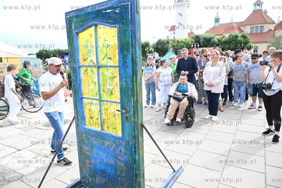 Symboliczne przejście przez Drzwi do Tolerancji. Marsz...