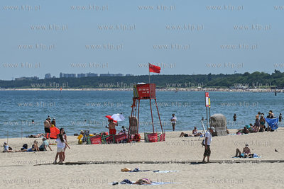 Sopot. Plaża. Czerwona flaga sygnalizująca zakaz...