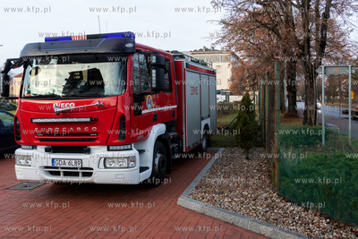 Wóz strażacki Ochotniczej Strazy Pożarnej stoi na...