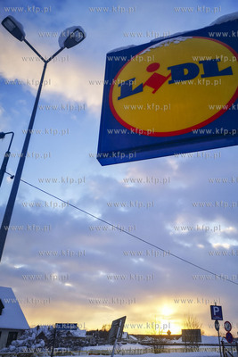 Zimowy zachód słońca w Chwaszczynie, wsi na Kaszubach...