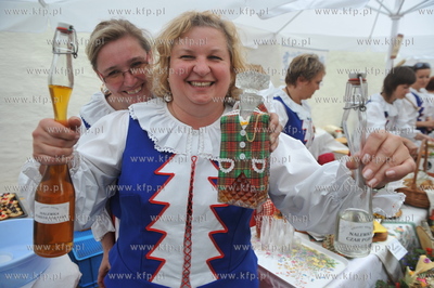 Pomorskie Swieto Produktu Tradycyjnego w Gdansku obok...