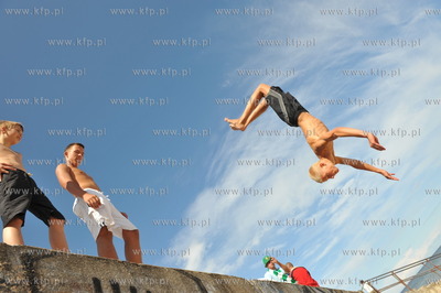 Gdansk Brzezno. Chlopcy trenuje parkour skaczac z betonowych...