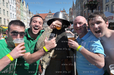 Ulice Dluga i Dlugi Targ w Gdansku dzien przed meczem...