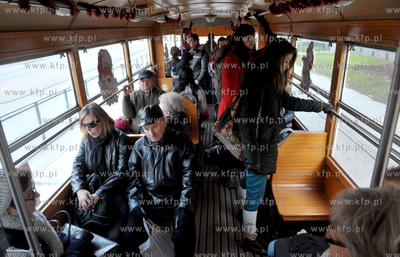 Mikolajkowy zabytkowy  tramwaj  na trasie Hucisko -...