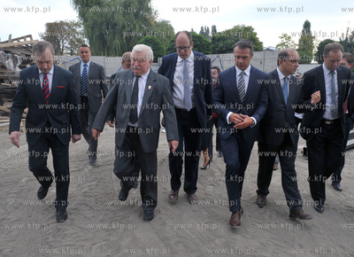 Lech Walesa na budowie ECS. Bylemu prezydentowi towarzyszyli...