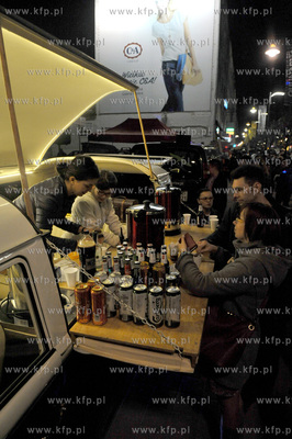 Gdynia. Impreza Swietojanska wita wiosne. Bar w samochodzie...