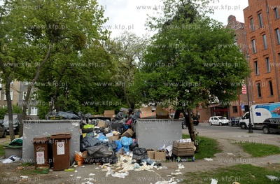 Przepelnione smietniki w Gdansku na ul. Tokarskiej...