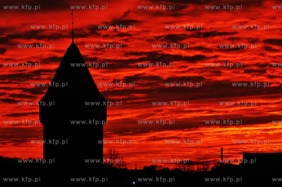 Zachod slonca nad Gdanskiem i ul. Podwale Staromiejskie,...